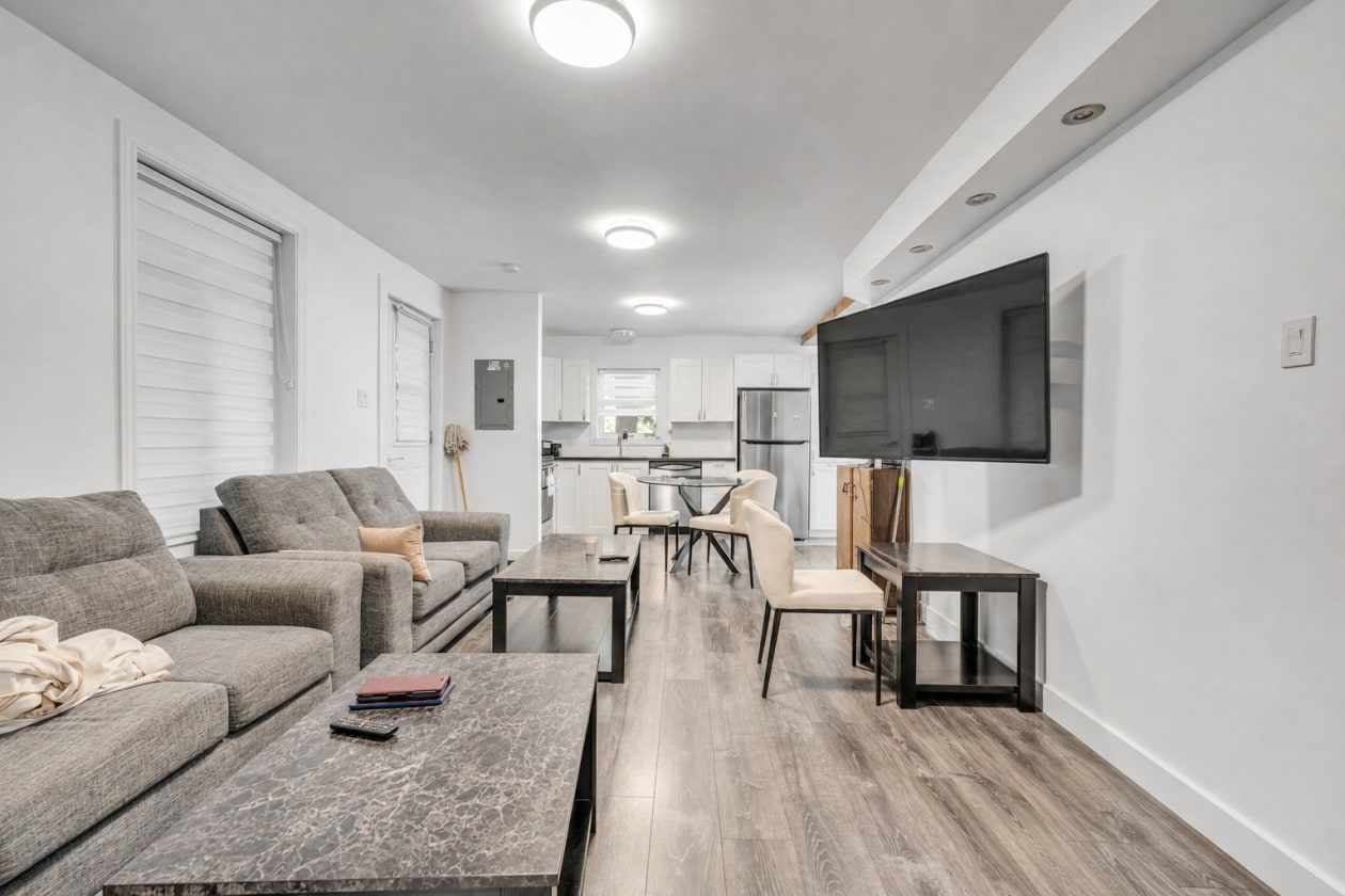 Salon — 452 - 456 Rue St-Sauveur, Québec