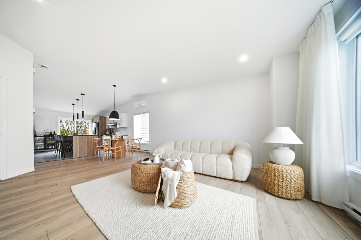 Salon — 3365, Rue de la Vallée, Saguenay (Jonquière), G7S0M6, Saguenay (Jonquière)