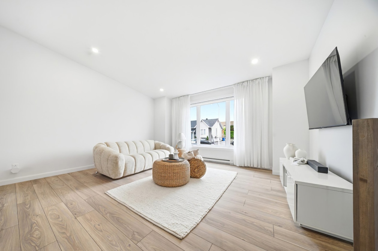 Salon — 3365, Rue de la Vallée, Saguenay (Jonquière), G7S0M6, Saguenay (Jonquière)