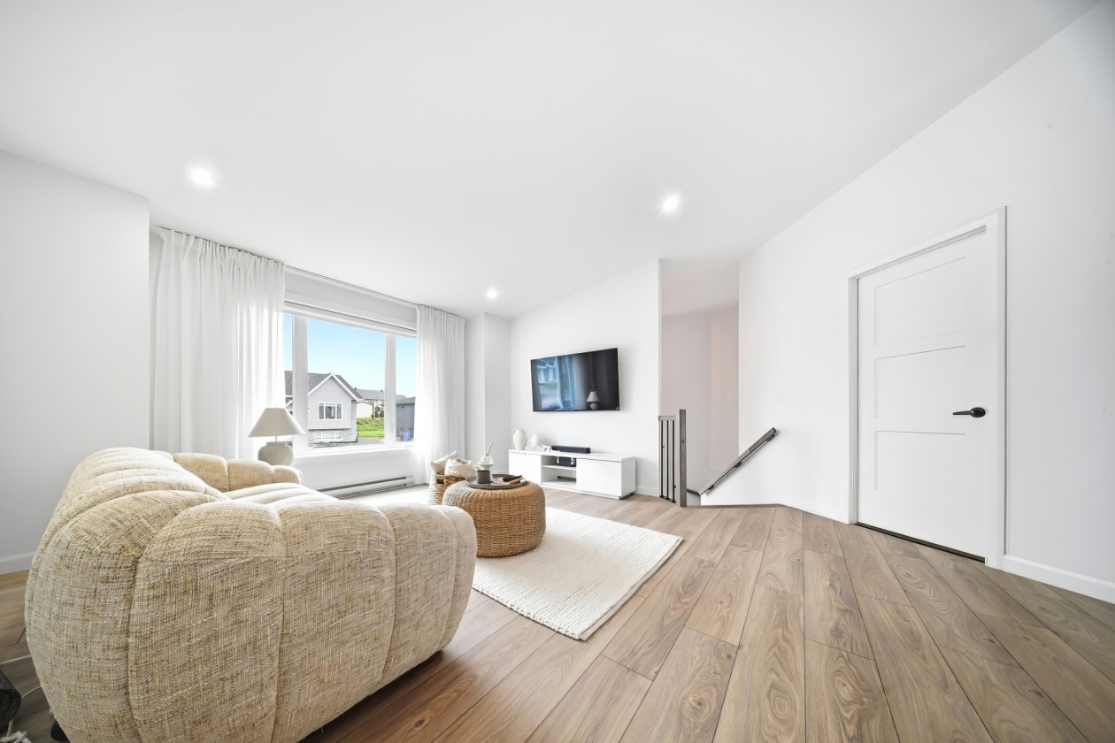 Salon — 3365, Rue de la Vallée, Saguenay (Jonquière), G7S0M6, Saguenay (Jonquière)