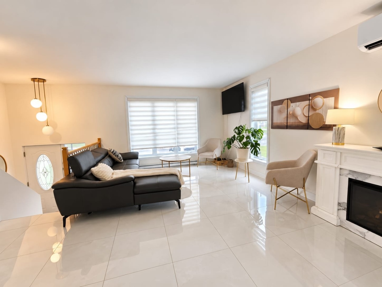 Salon — 1551, Ch. de la Réserve, Saguenay (Chicoutimi), G7J0C7, Saguenay (Chicoutimi)