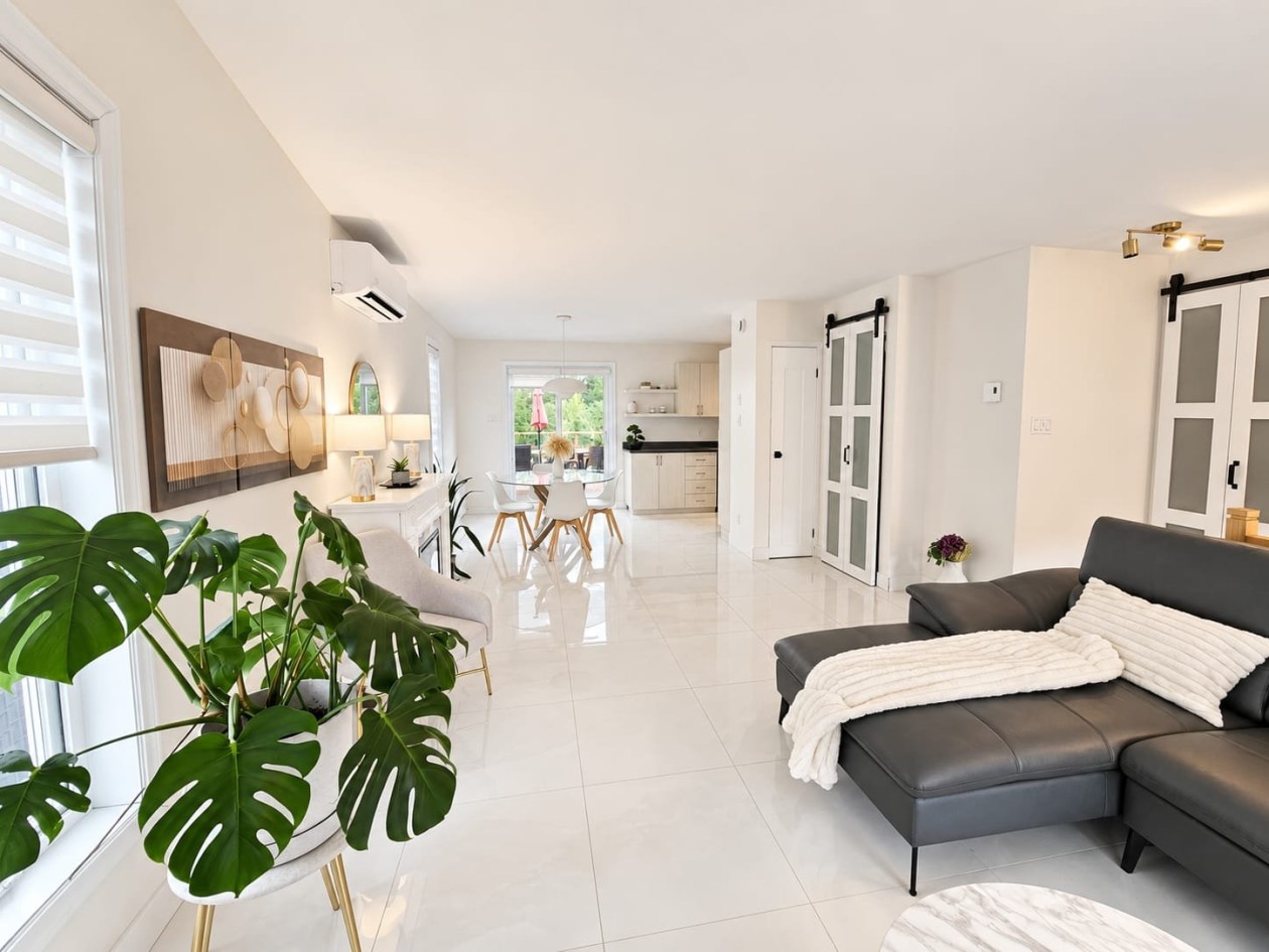 Salon — 1551, Ch. de la Réserve, Saguenay (Chicoutimi), G7J0C7, Saguenay (Chicoutimi)