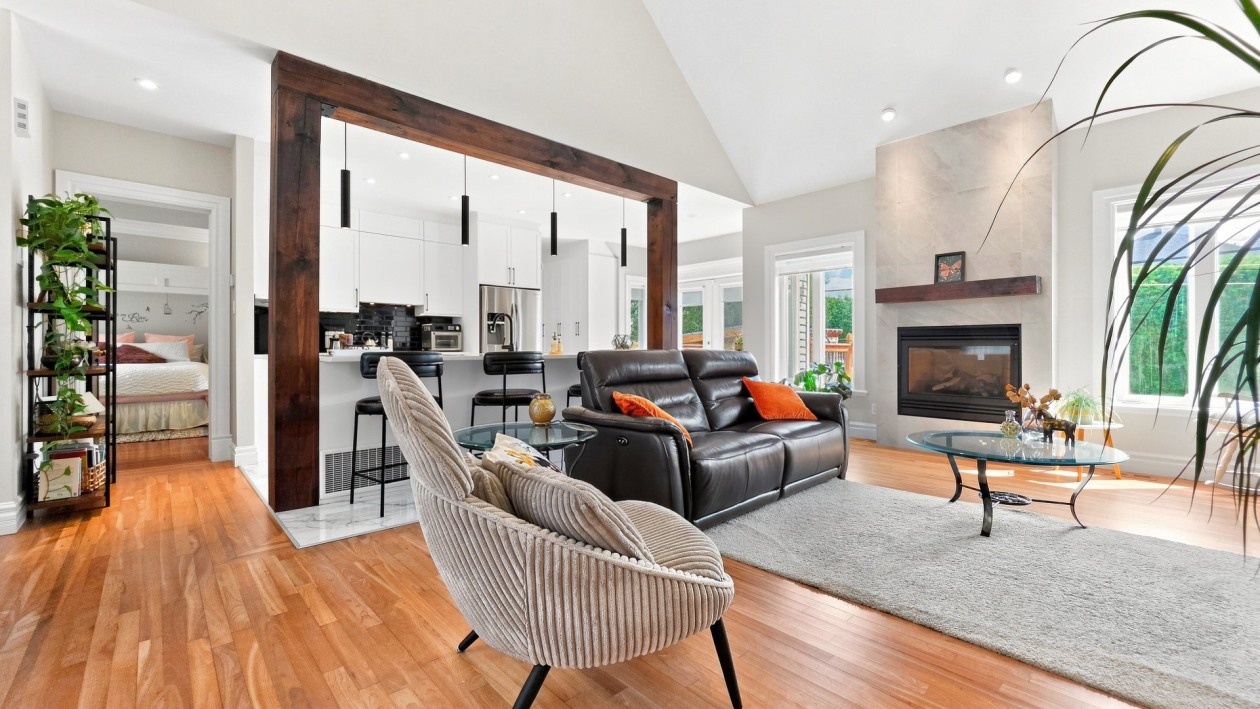 Salon — 24, Rue des Sapèques, Blainville, J7C5R4, Blainville