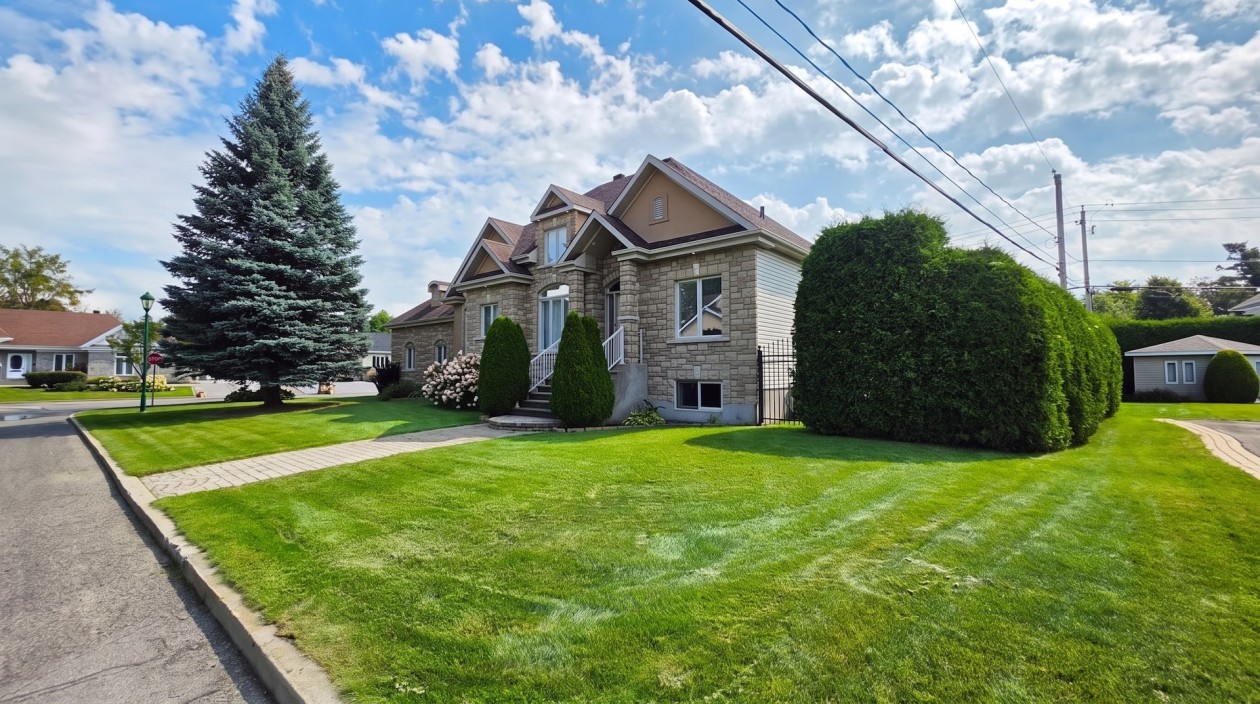 Façade — 24, Rue des Sapèques, Blainville, J7C5R4, Blainville