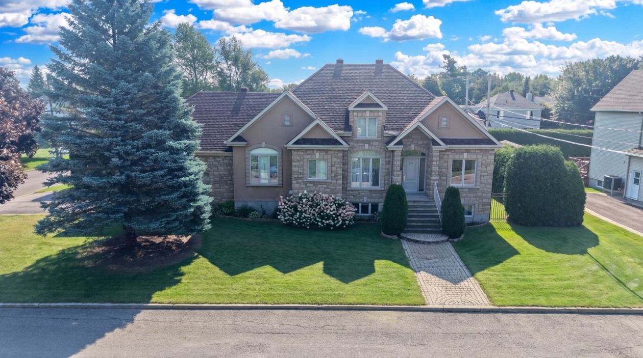 Façade — 24, Rue des Sapèques, Blainville, J7C5R4, Blainville