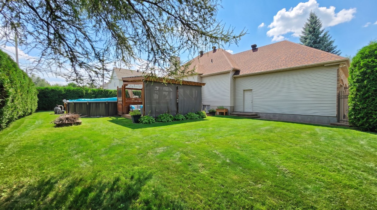 Cour — 24, Rue des Sapèques, Blainville, J7C5R4, Blainville
