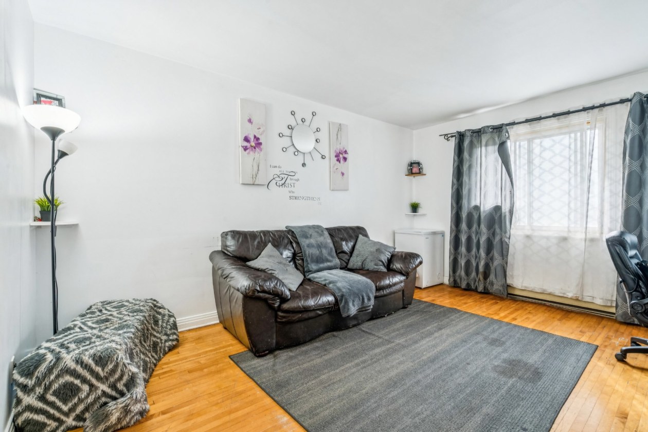 Salon — 10927 - 10931 Av. de Rome, Montréal