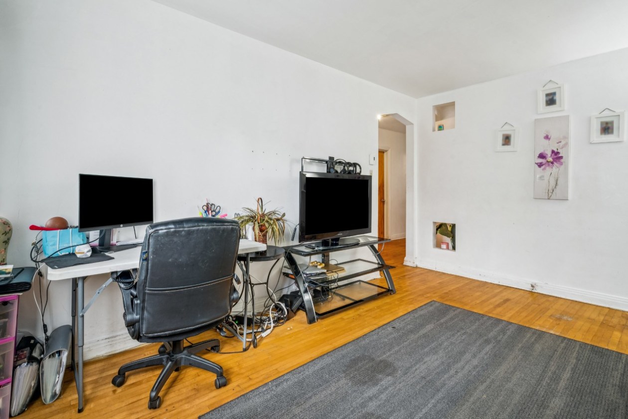 Salon — 10927 - 10931 Av. de Rome, Montréal