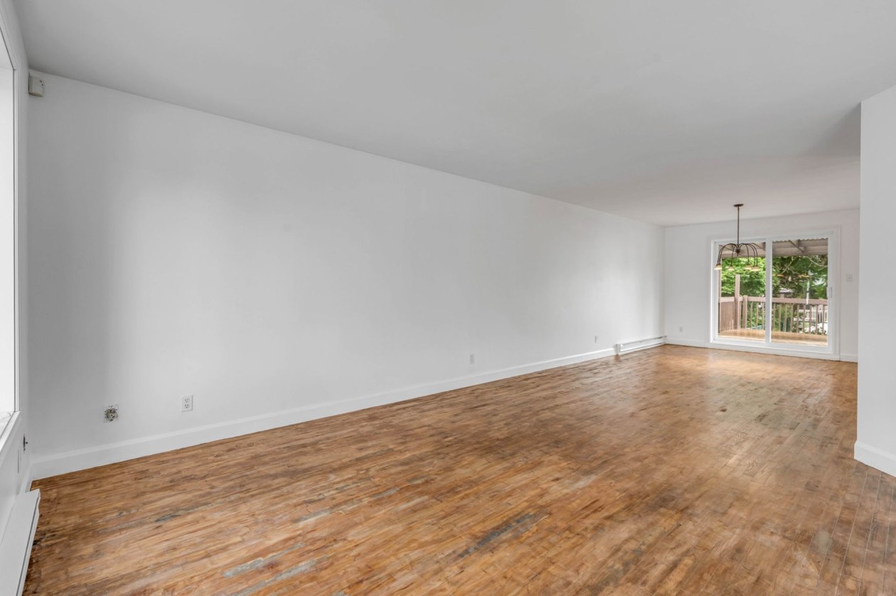 Salon — 1477, Rue de la Harde, Québec (La Haute-Saint-Charles), G3J1R8, Québec (La Haute-Saint-Charles)