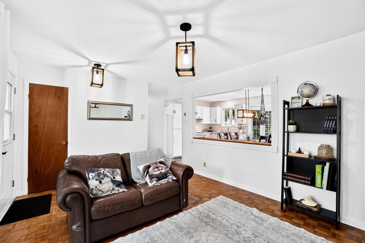 Salon — 584, Rue Lalande, Joliette, J6E2K1, Joliette