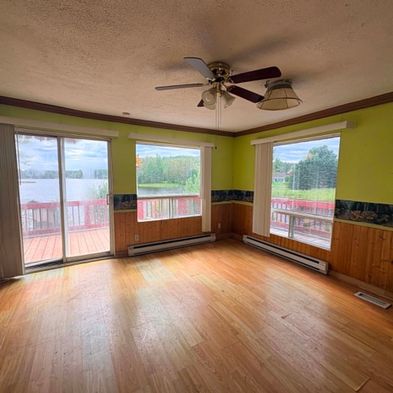 Salon — 3843, Rue de la Presqu'île, Saguenay (Lac-Kénogami), G7X7V6, Saguenay (Lac-Kénogami)