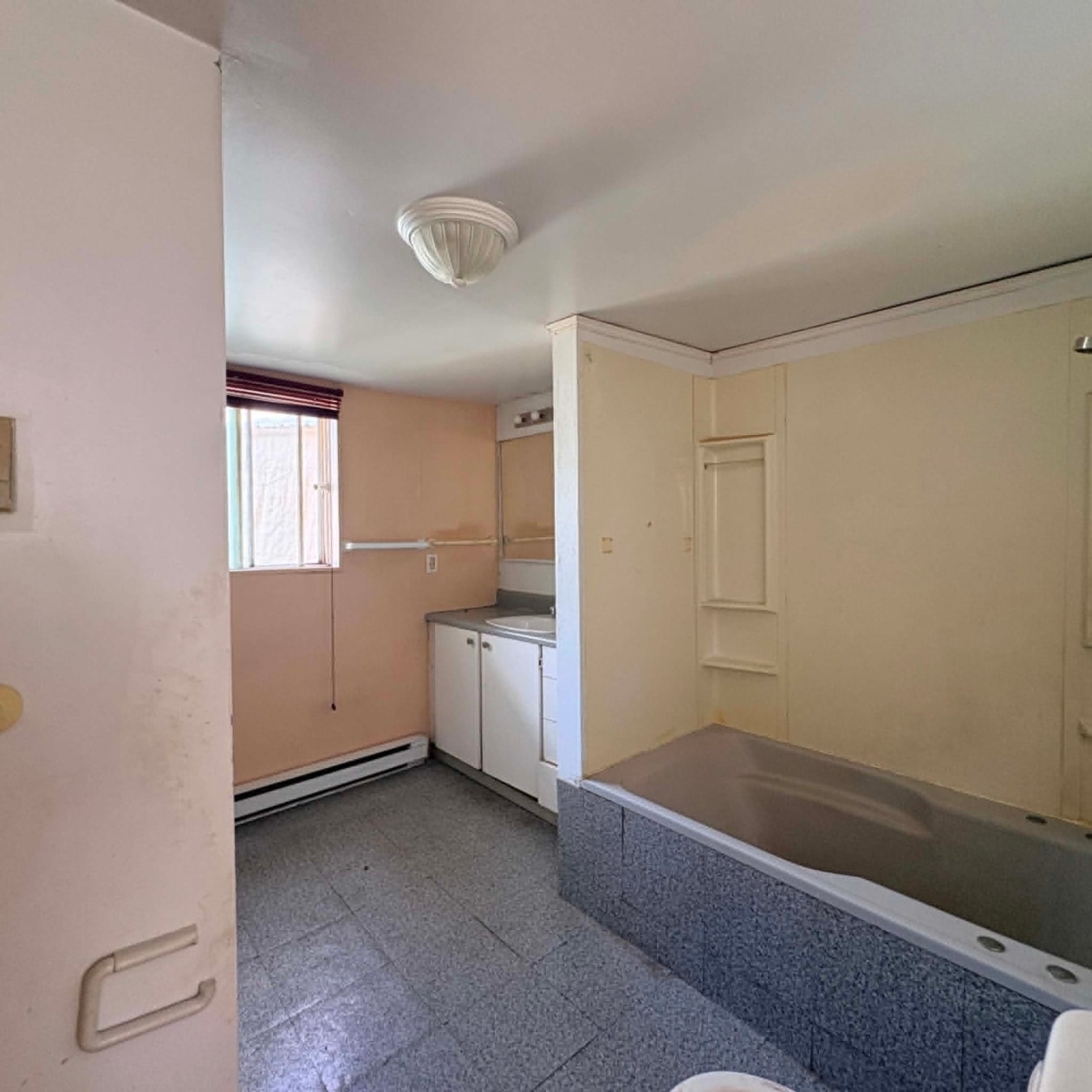 Salle de bains — 3843, Rue de la Presqu'île, Saguenay (Lac-Kénogami), G7X7V6, Saguenay (Lac-Kénogami)