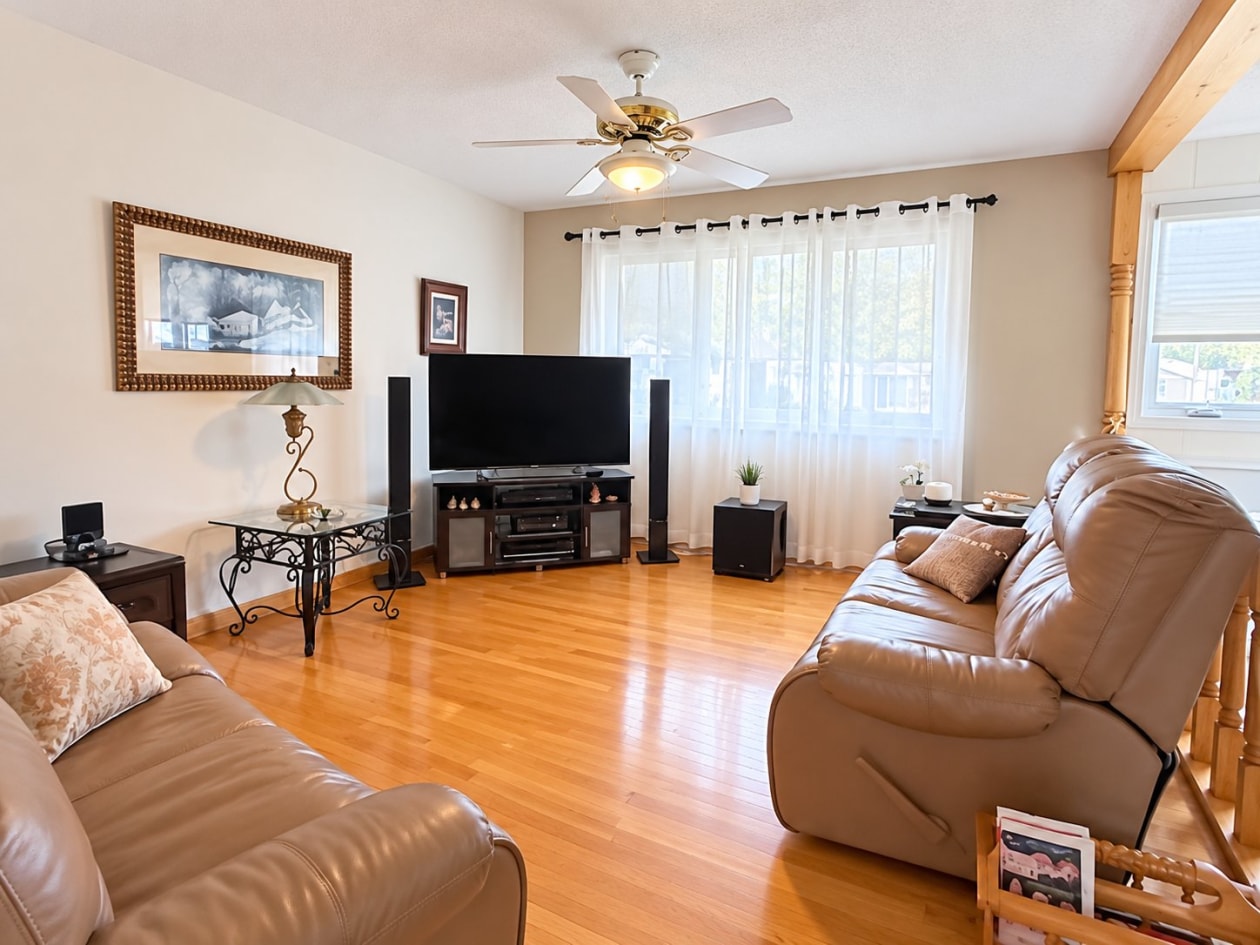 Salon — 3902 Rue Panet, Saguenay