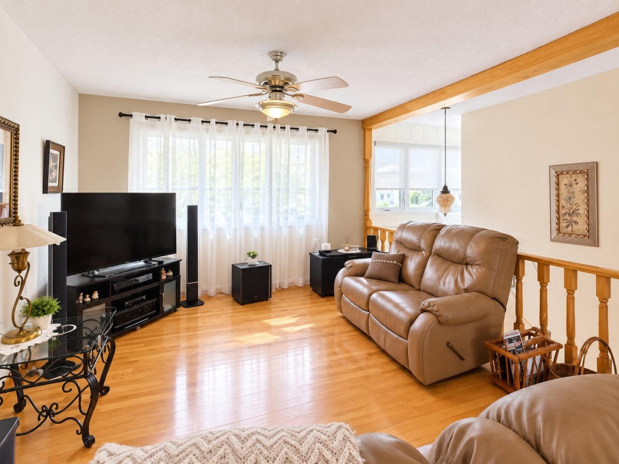 Salon — 3902 Rue Panet, Saguenay