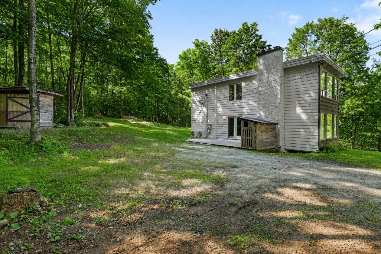 Cour — 59 Rue Descôteaux, Cantley