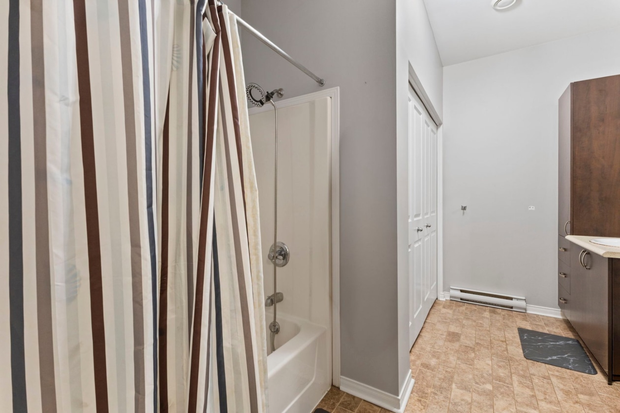 Salle de bains — 76, Rue de Bruxelles, 6, Gatineau (Aylmer), J9J0S9, Gatineau (Aylmer)