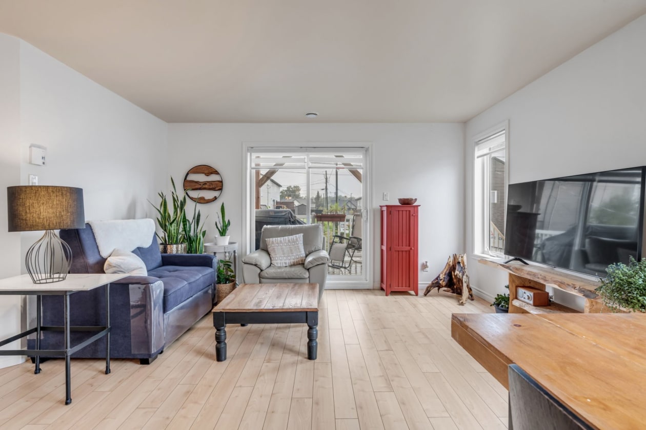 Salon — 1384, Rue Chanteclerc, Québec (La Haute-Saint-Charles), G3K0J6, Québec (La Haute-Saint-Charles)