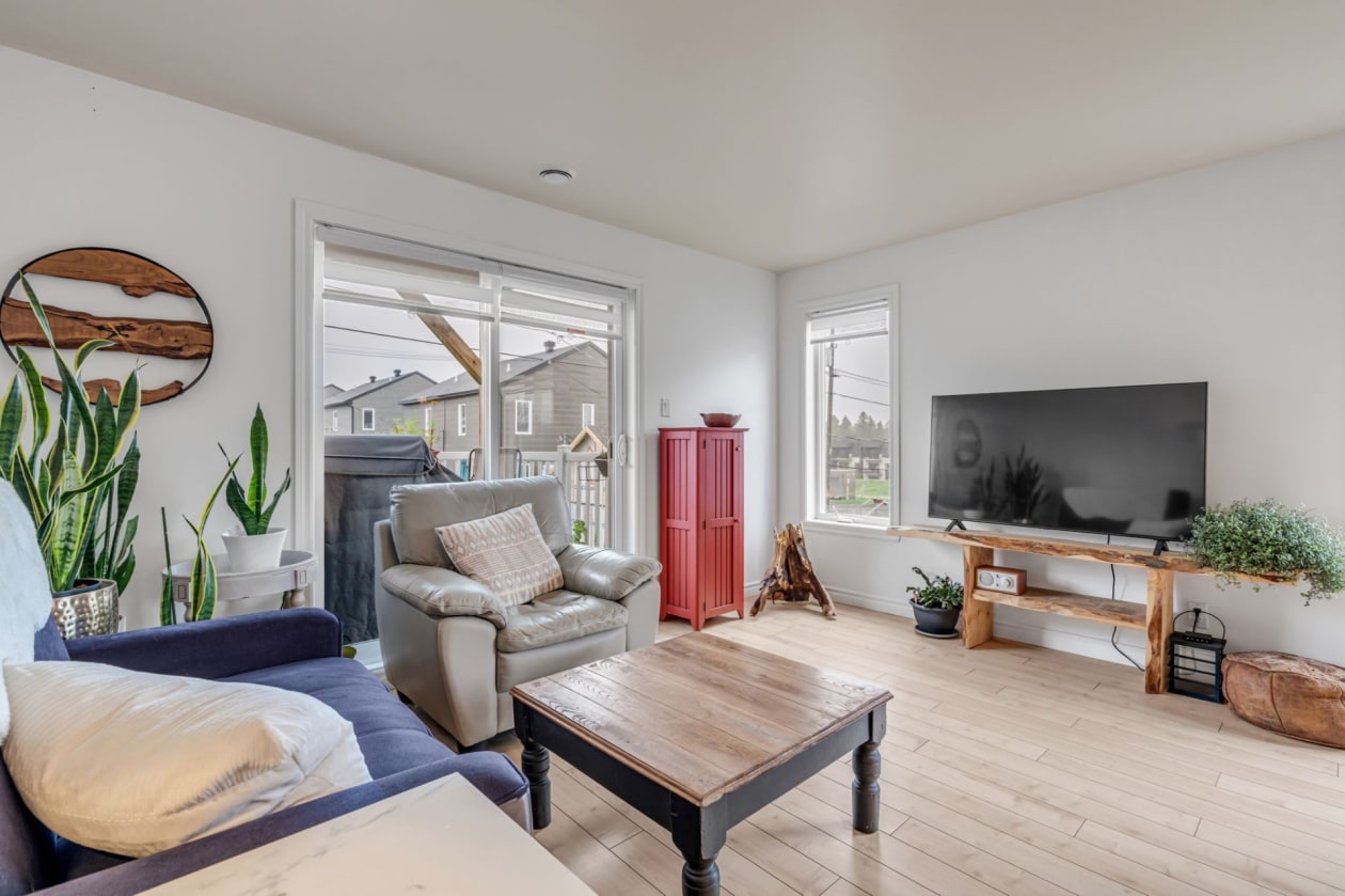 Salon — 1384, Rue Chanteclerc, Québec (La Haute-Saint-Charles), G3K0J6, Québec (La Haute-Saint-Charles)