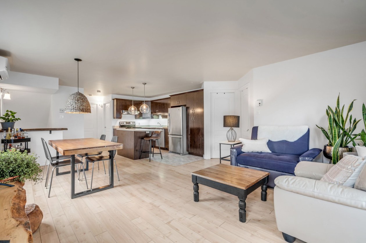 Salon — 1384, Rue Chanteclerc, Québec (La Haute-Saint-Charles), G3K0J6, Québec (La Haute-Saint-Charles)