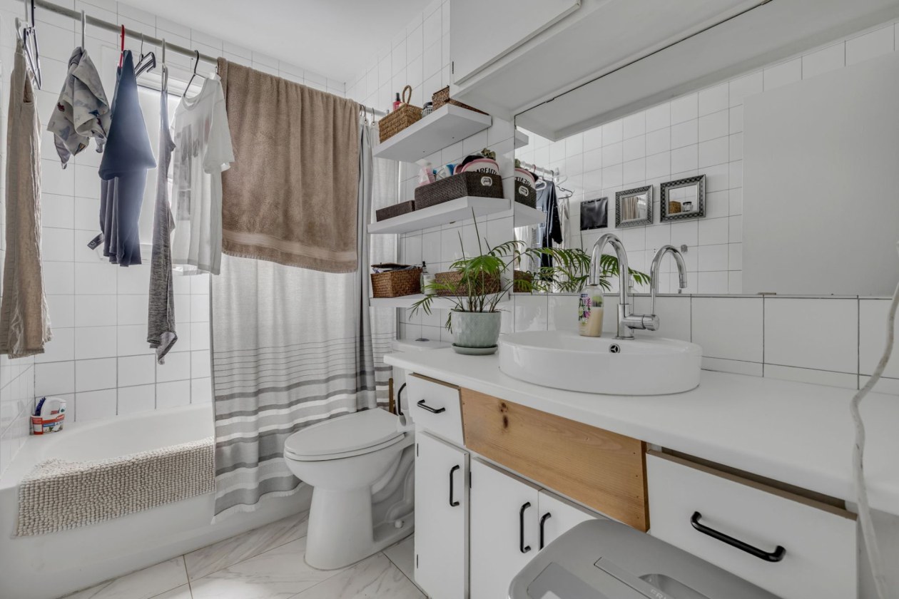 Salle de bains — 490 45e Rue E., Québec