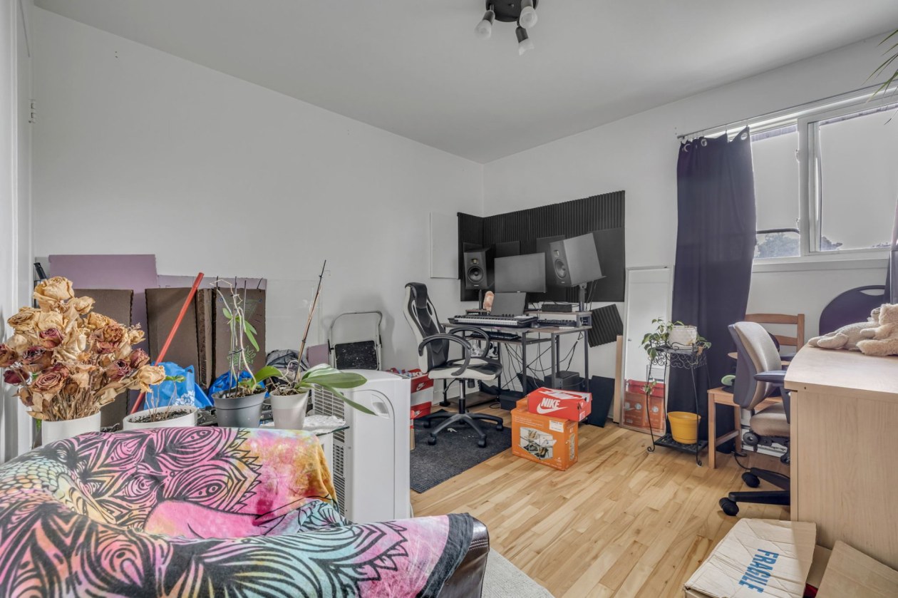 Salon — 490 45e Rue E., Québec