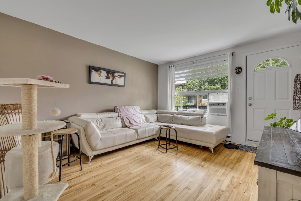 Salon — 490 45e Rue E., Québec