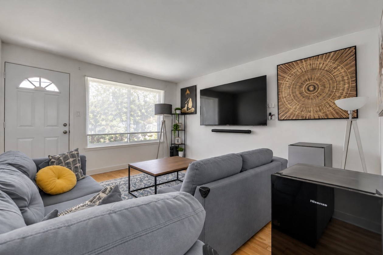 Salon — 490 45e Rue E., Québec