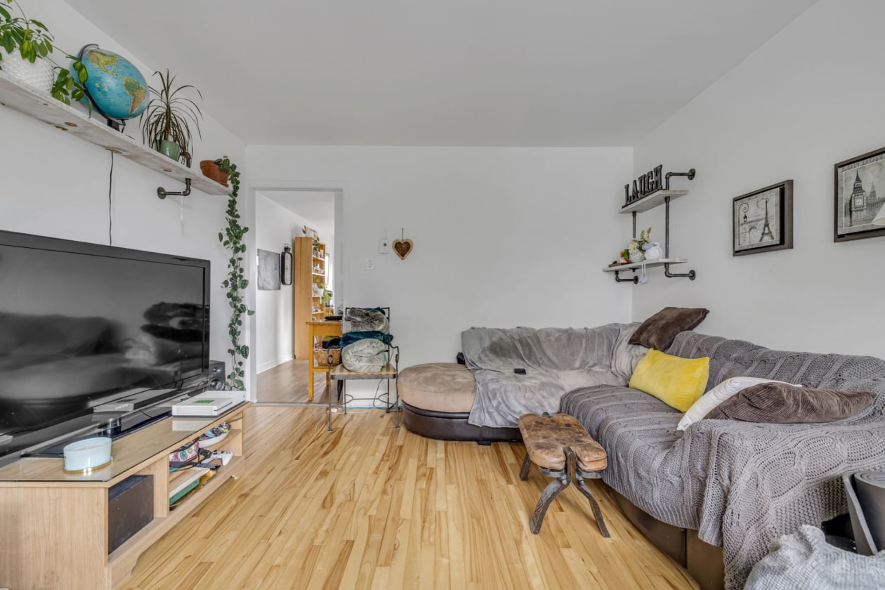 Salon — 490 45e Rue E., Québec