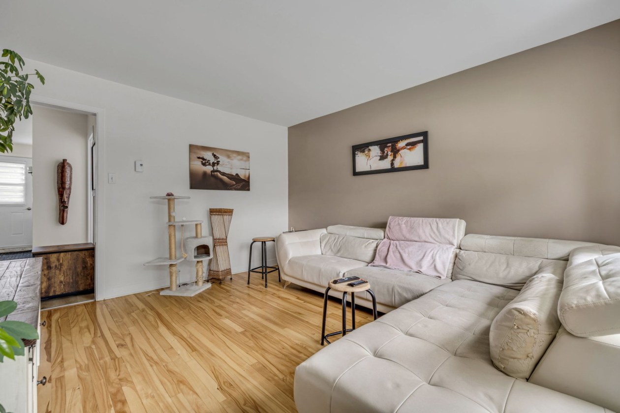 Salon — 490 45e Rue E., Québec