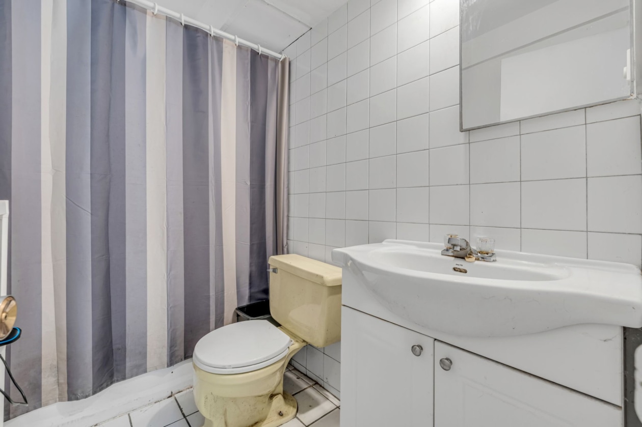 Salle de bains — 490 45e Rue E., Québec