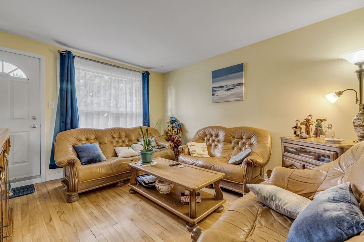 Salon — 490 45e Rue E., Québec