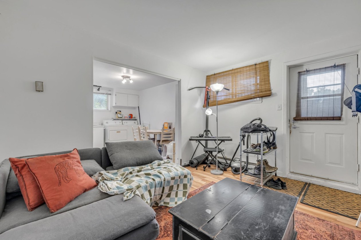 Salon — 490 45e Rue E., Québec
