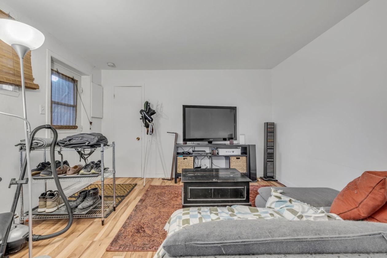 Salon — 490 45e Rue E., Québec