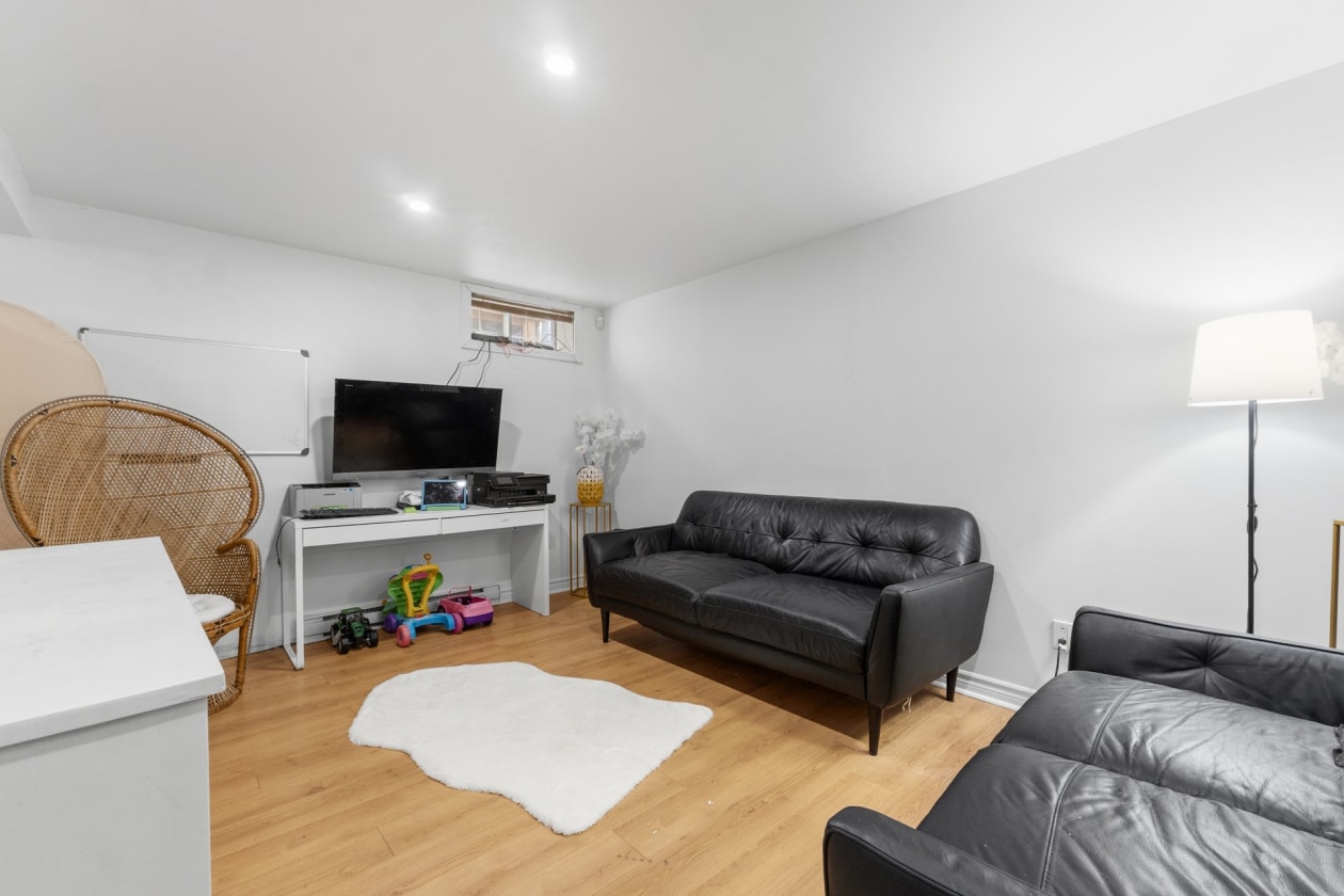 Salle familiale — 4433 Rue Tanguay, Laval