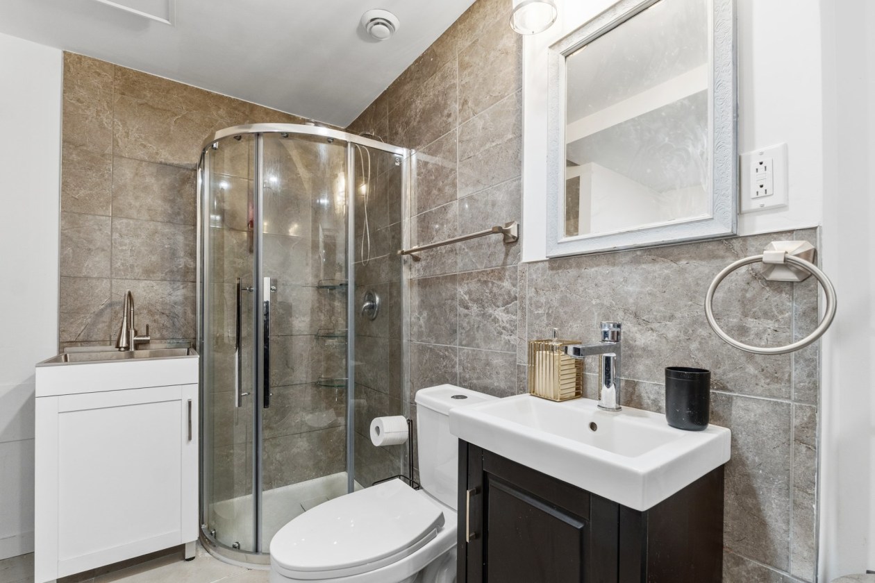Salle de bains — 4433 Rue Tanguay, Laval