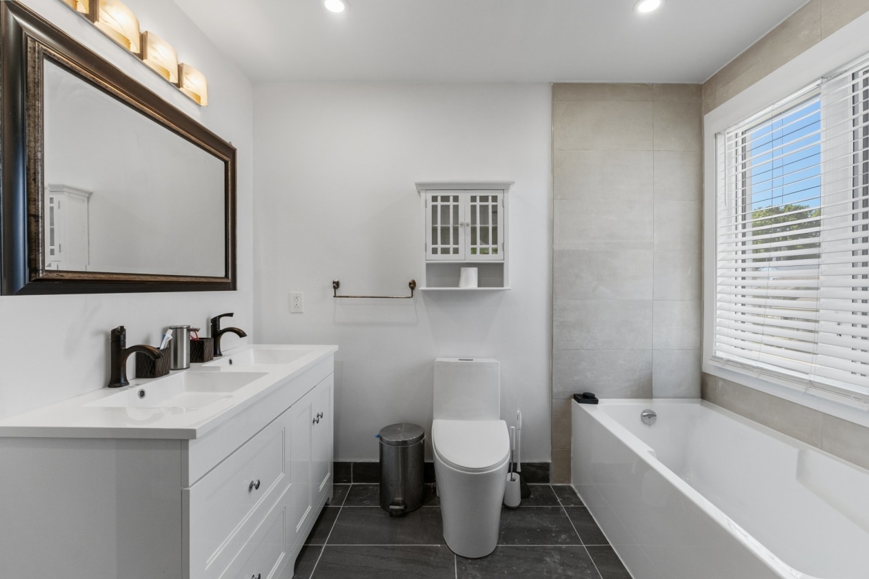Salle de bains — 4433 Rue Tanguay, Laval