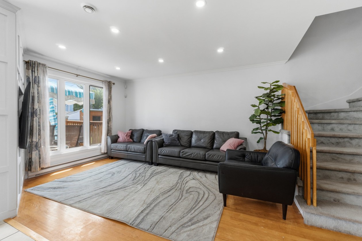 Salon — 4433 Rue Tanguay, Laval