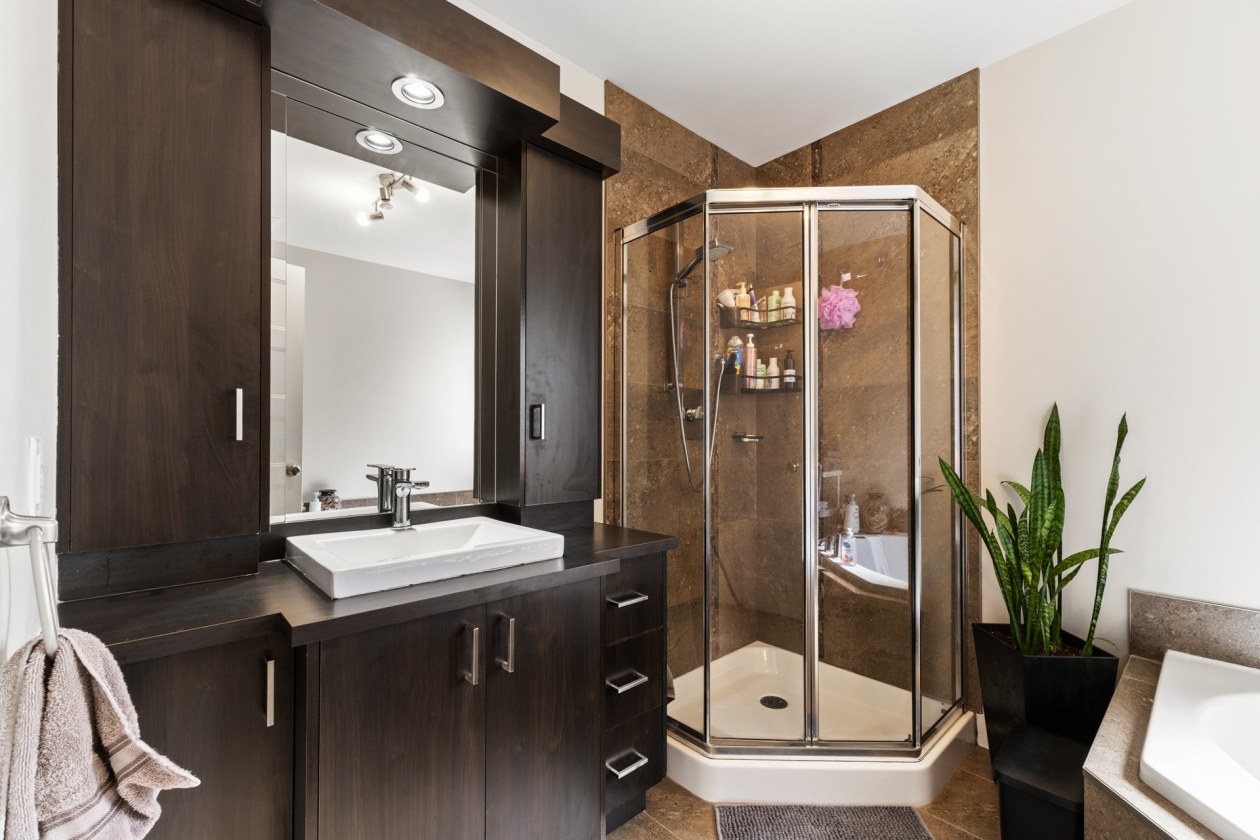 Salle de bains — 9605 - 9607 Rue Yvon-Paiement, Mirabel