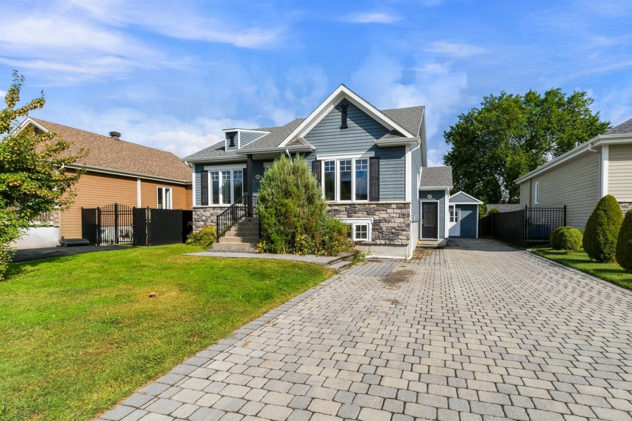 Façade — 9605 - 9607 Rue Yvon-Paiement, Mirabel