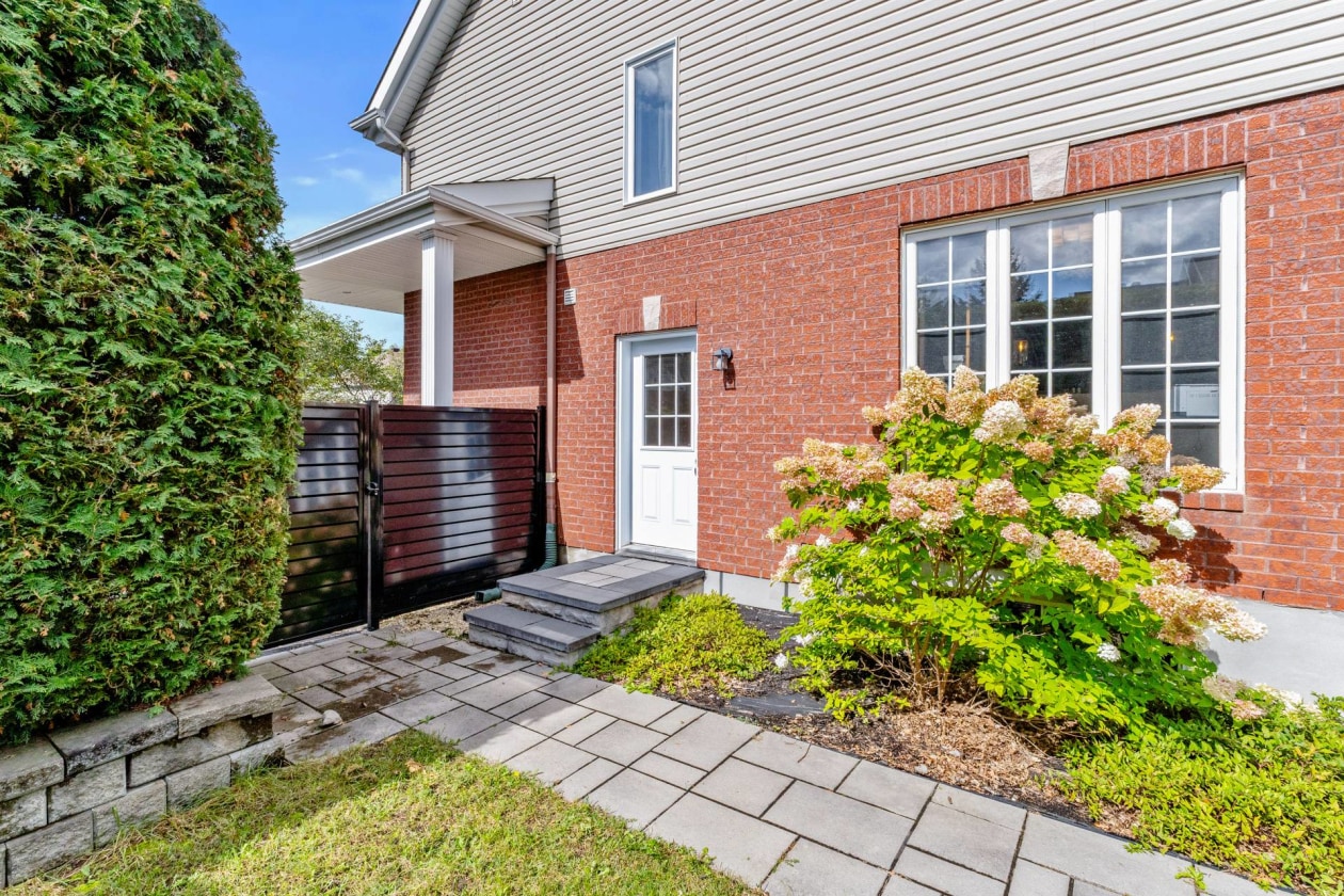 Entrée extérieure — 311 Rue Ste-Marie, Sainte-Marthe-sur-le-Lac