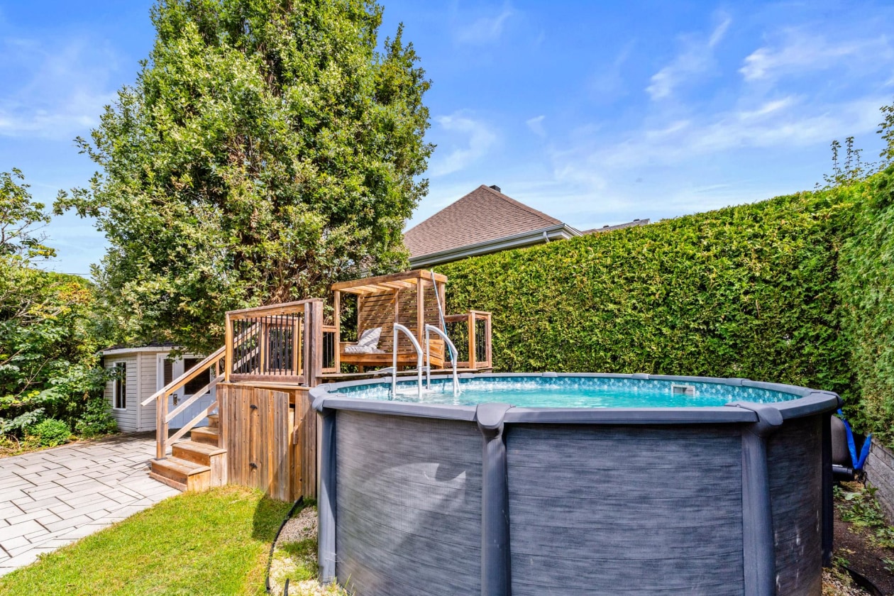 Piscine — 311 Rue Ste-Marie, Sainte-Marthe-sur-le-Lac