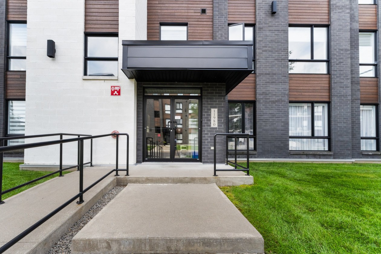 Entrée extérieure — 11980 Rue d'Amboise, Mirabel
