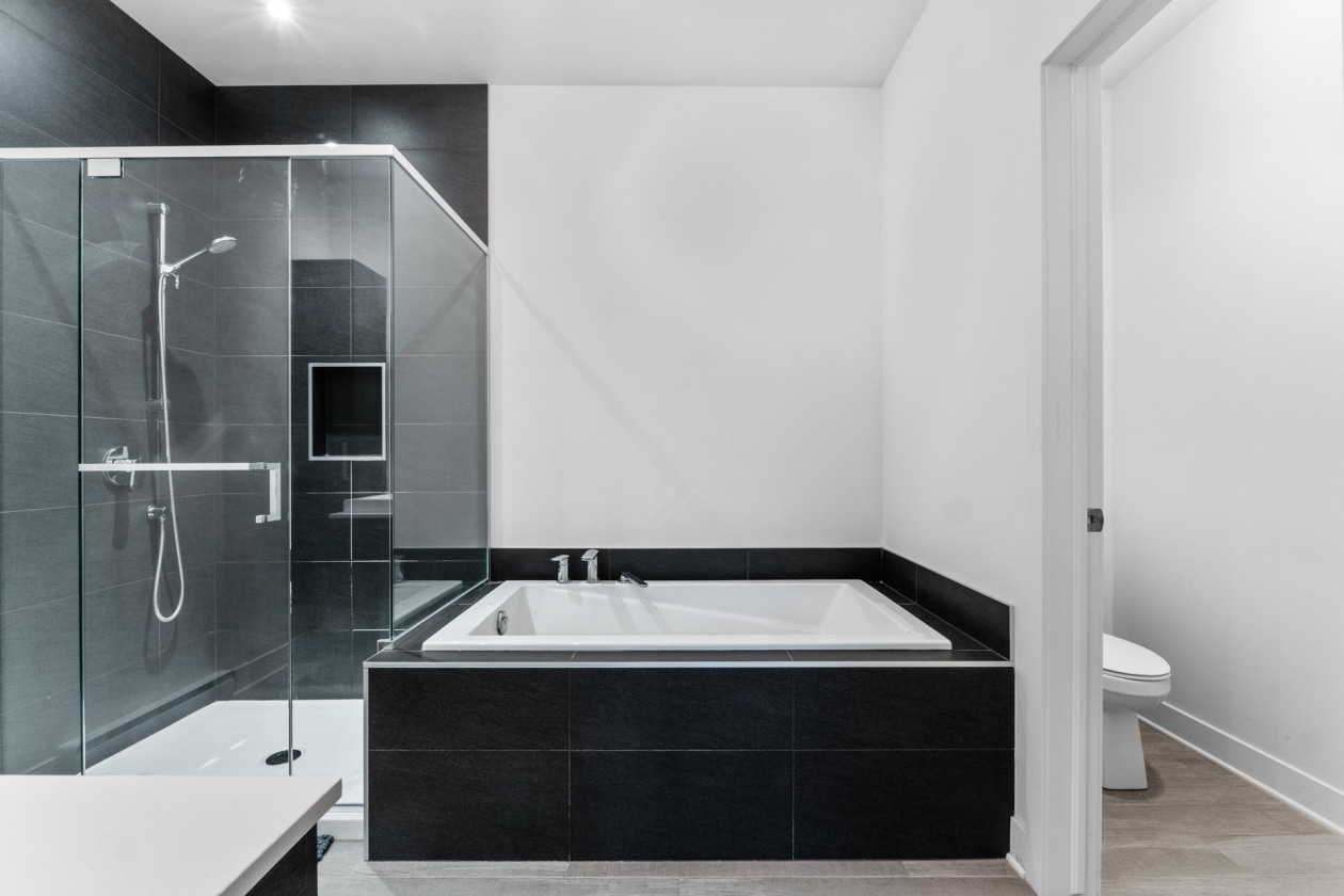 Salle de bains — 11980 Rue d'Amboise, Mirabel