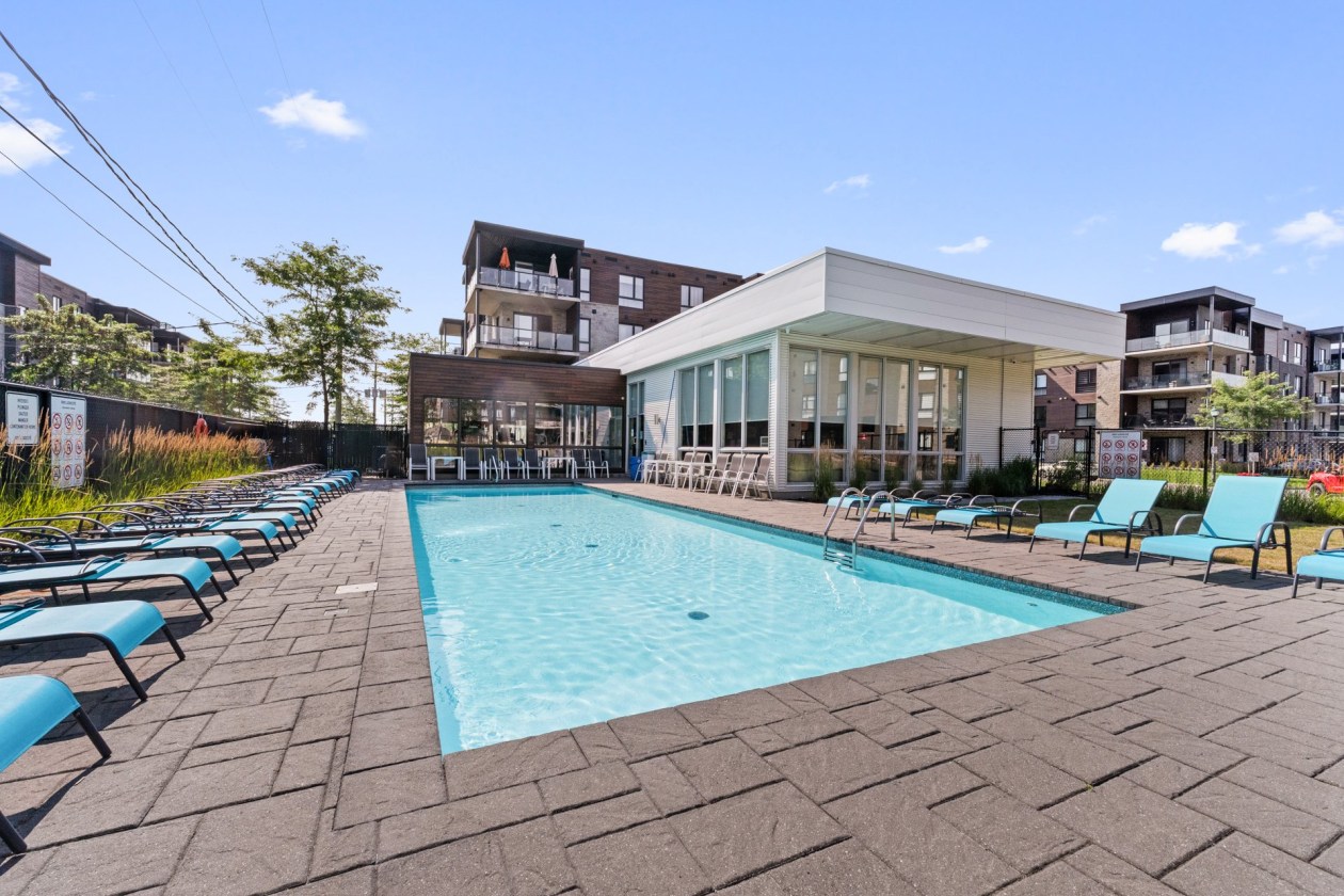 Piscine — 11980 Rue d'Amboise, Mirabel