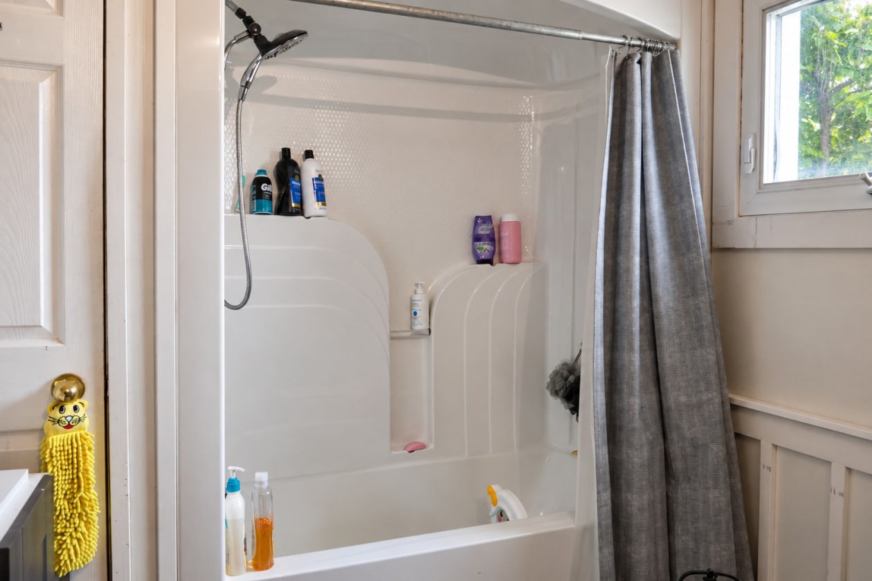 Salle de bains — 773 Rue de Clarendon, Bryson