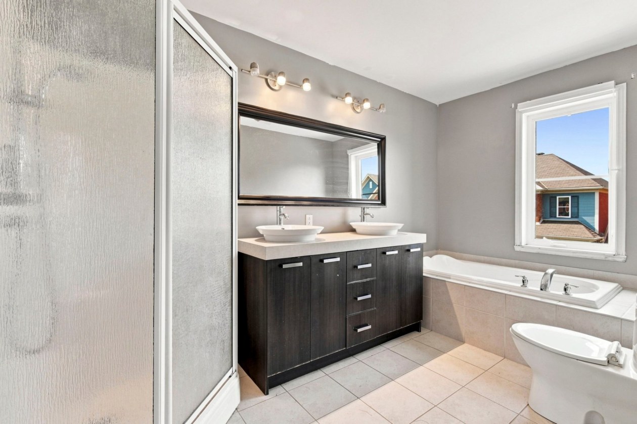 Salle de bains — 6646 Rue Claudel, Brossard