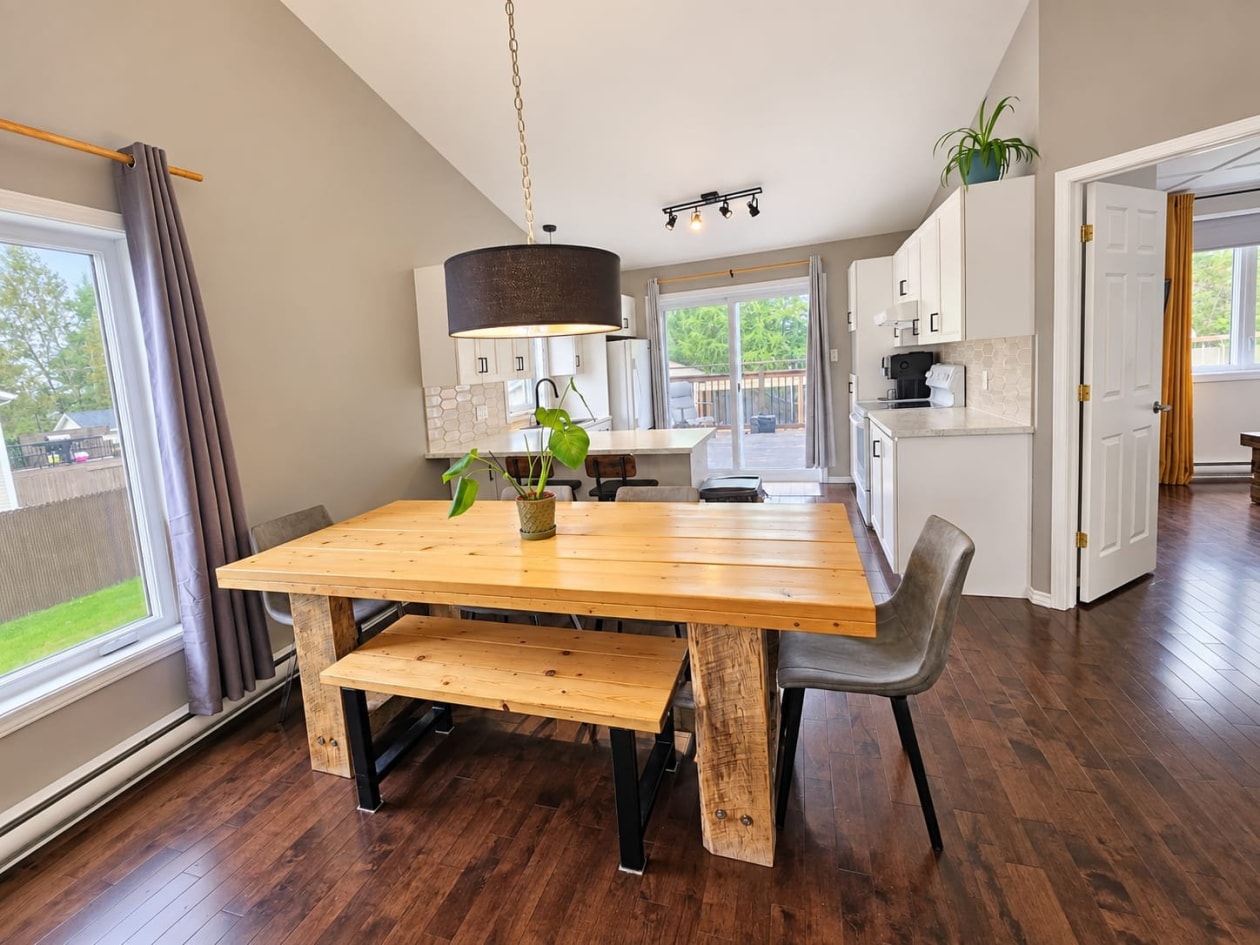 Salle à manger — 572 Rue Flamand, Saint-Honoré