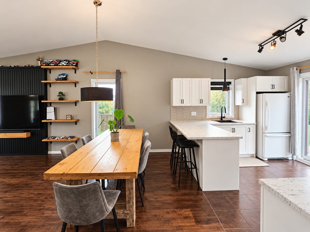 Salle à manger — 572 Rue Flamand, Saint-Honoré