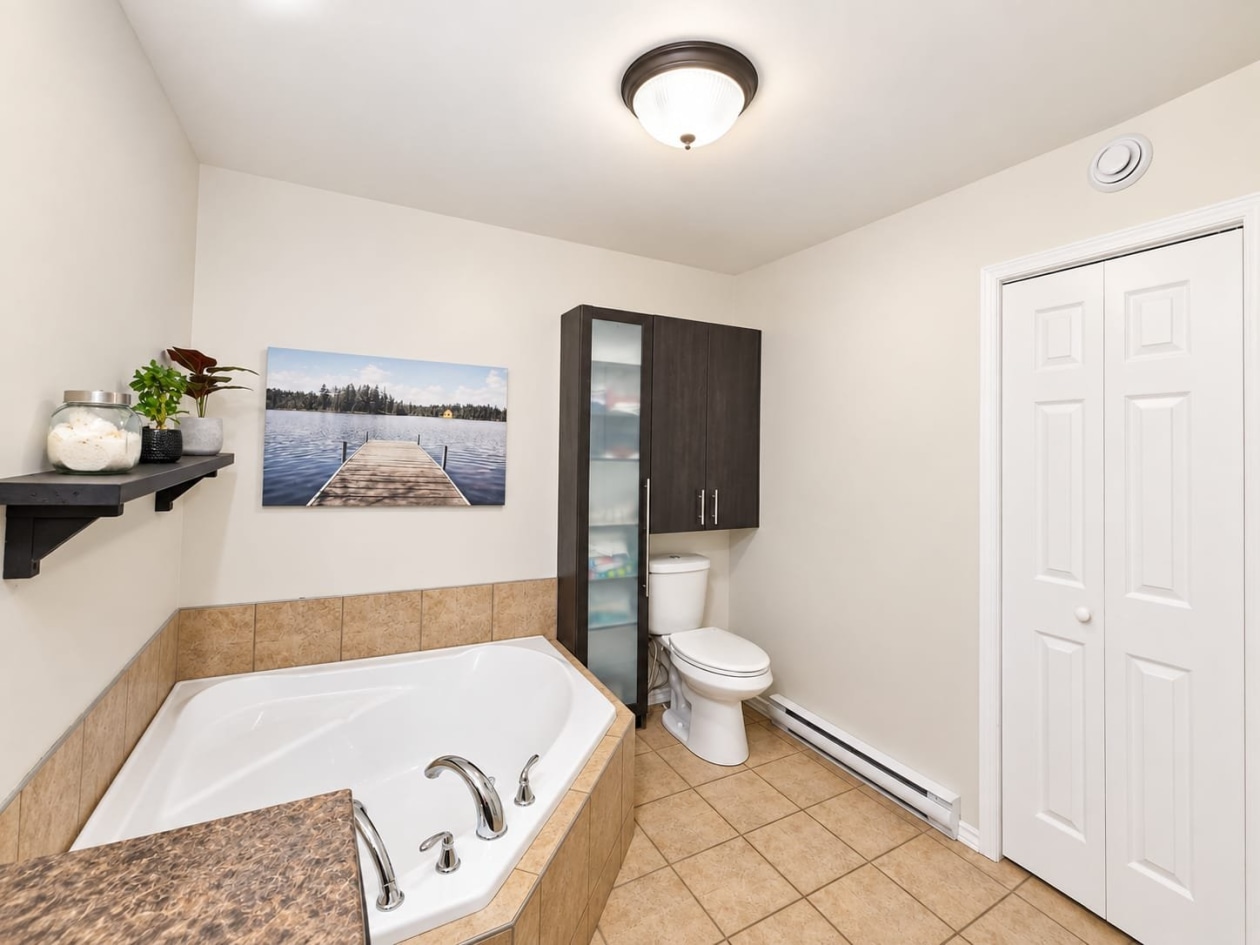 Salle de bains — 572 Rue Flamand, Saint-Honoré