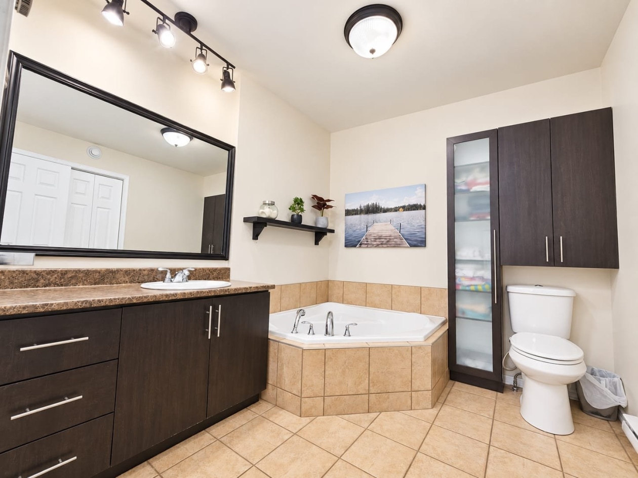Salle de bains — 572 Rue Flamand, Saint-Honoré